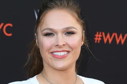 Ronda Rousey. La estrella de lucha libre habló sobre sus emociones con The Huffington Post en 2015. “Lloro todo el rato… Todo [me hace llorar]. Especialmente durante la semana de la pelea. Se supone que debes estar en plan súperninja, pero yo soy la más sensible. Incluso si se me cae un poco de leche me da por llorar... Pasas por todas las fases del espectro emocional durante la semana de la pelea. Estás más estresada y presionada que nunca, pero también más feliz que nunca, es difícil".