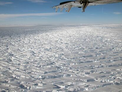 Imagen aérea que muestra la inmensidad del glaciar Thwaites, uno de los mayores y más inestables de la Antártida.