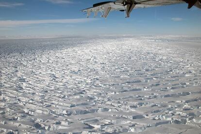 Imagen aérea que muestra la inmensidad del glaciar Thwaites, uno de los mayores y más inestables de la Antártida.