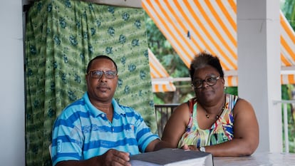 Patrick y Josette Dantin aseguran que él enfermó debido al uso de clordecona, en su casa en Martinica. En la mesa, la carpeta donde acumulan pruebas.
