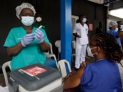 Una mujer recibe una de las primeras vacunas AstraZeneca gracias a la iniciativa Covax, en el hospital Yaba Mainland en Lagos, Nigeria.