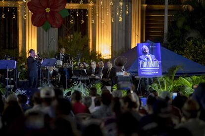 Concierto al aire libre en homenaje a Armando Manzanero en la plaza de la Revolución de Managua (Nicaragua).