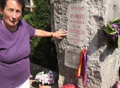 Aïda Lorenzo, en el cementerio de Girona, junto a la fosa de republicanos donde yace su padre.