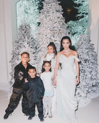 Kim Kardashian y sus cuatro hijos en su posado navideño.