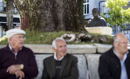 Tres vecinos de Vilalba, ante la rplica de la escultura de Fraga, sentados a los pies de uno de los rboles centenarios de la Alameda de Basanta Olano.