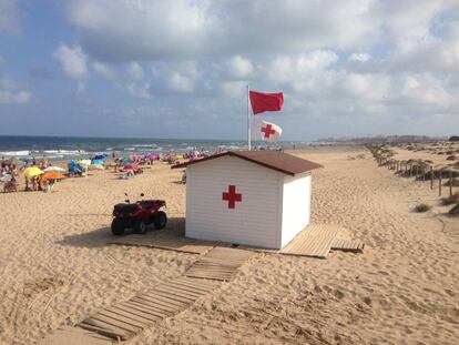 Una playa de Guardamar del Segura (Alicante) con bandera roja el pasado 1 de julio.