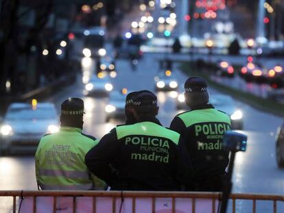 Agentes de la Polic&iacute;a Municipal controlan el cierre de la Gran V&iacute;a, el pasado viernes.