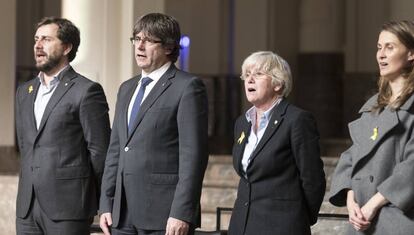 Des de l'esquerra, Toni Comín, Carles Puigdemont, Clara Ponsatí i Meritxell Serret en l'acte amb alcaldes a Brussel·les.