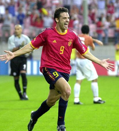 Morientes festeja un gol ante Paraguay.