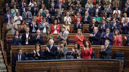 La bancada socialista aplaude a Pedro Sánchez tras su intervención en la sesión de control del pasado miércoles.