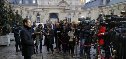 Benoît Hamon, ayer, tras entrevistarse con el primer ministro Bernard Cazeneuve.