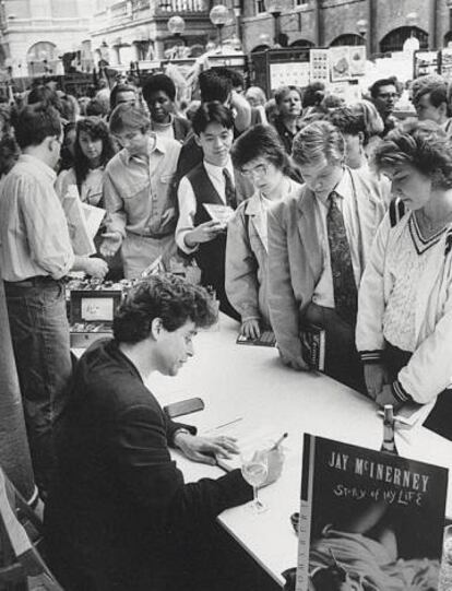 Jay McInerney, dejándose la muñeca durante una multitudinaria firma de libros organizada en Covent Garden, Londres.