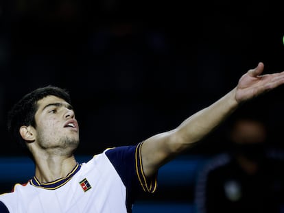 Alcaraz sirve durante el partido contra Sinner, este miércoles en la Pista 1 de París-Bercy.