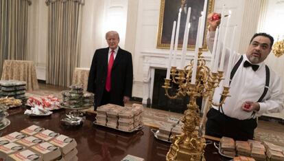 Donald Trump, con las hamburguesas pagadas de su bolsillo para un equipo de fútbol americano.