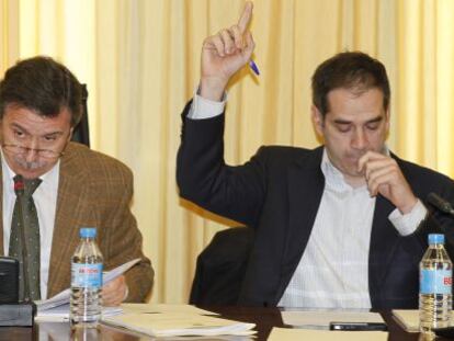 El alcalde de Sant Joan, Manuel Aracil, votando a favor del convenio con la Universidad Cat&oacute;lica.