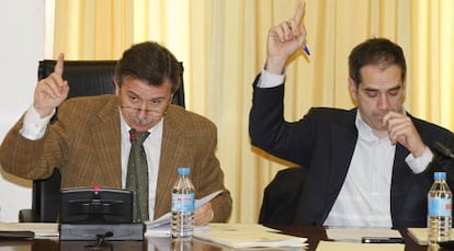 El alcalde de Sant Joan, Manuel Aracil, votando a favor del convenio con la Universidad Católica.