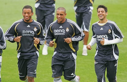 Marcelo, a la izquierda, entrena junto a Roberto Carlos (en el centro) y Cicinho durante su primera temporada en el Real Madrid, en 2007.