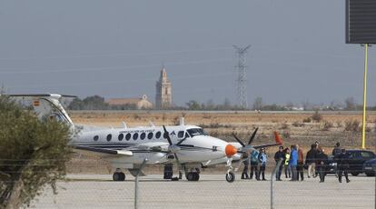 El avión de pruebas de AENA, en la pista del aeropuerto de Castellón.