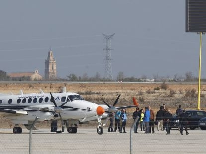 El avi&oacute;n de pruebas de AENA, en la pista del aeropuerto de Castell&oacute;n.