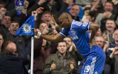 Eto'o celebra su gol ante el Tottenham con un gesto de sufrir achaques en alusión a la frase en la que Mourinho dudaba de su edad