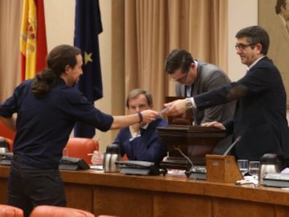 Pablo Iglesias y Patxi López, ayer en la constitución de la Comisión Constitucional.