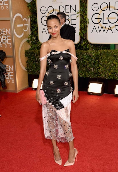 Tampoco convenció nada el vestido ni corto ni largo de Prabal Gurung que llevó Zoe Saldana.