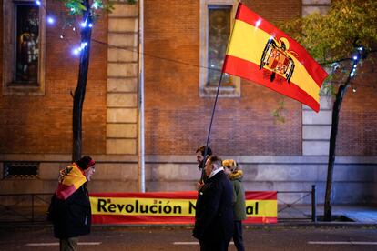 Asistentes a la concentración contra la amnistía frente a la sede del PSOE, el 12 de diciembre en la calle Ferraz, en Madrid.