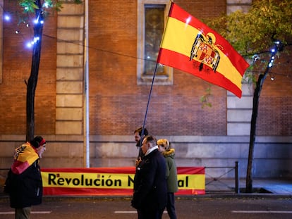 Asistentes a la concentración contra la amnistía frente a la sede del PSOE, el 12 de diciembre en la calle Ferraz, en Madrid.