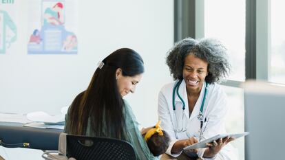 Una madre y una médica durante la consulta.