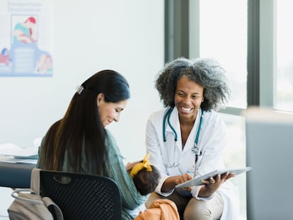 Una madre y una médica durante la consulta.