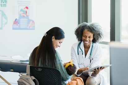 Una madre y una médica durante la consulta.