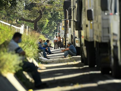 Conductores de camiones esperan para poder llenar sus tanques en Caracas, en 2021.