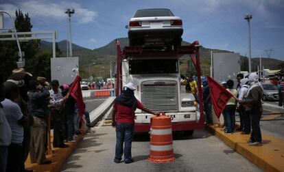 Los estudiantes de la escuela normal rural de Ayotzinapa bloquean la carretera hacia Acapulco. En esta ciudad han organizado una marcha masiva para exigir justicia para sus 43 compañeros desaparecidos la noche del pasado 26 de febrero tras un enfrentamiento con policías municipales en la localidad de Iguala (Guerrero).