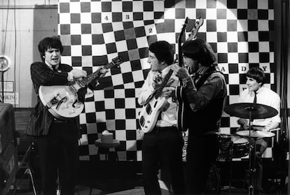 The Kinks actúan en un programa televisivo, en una imagen sin datar.