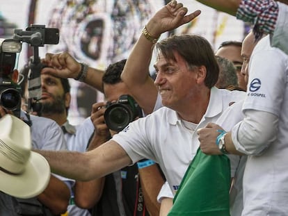 Bolsonaro joga um chapéu durante a Marcha para Jesus, na quinta-feira.