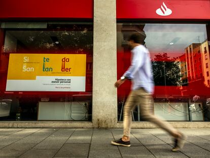 Sucursal del Banco Santander con publicidad de hipotecas, en Madrid.