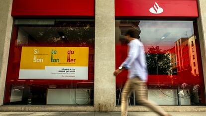 Sucursal del Banco Santander con publicidad de hipotecas, en Madrid.