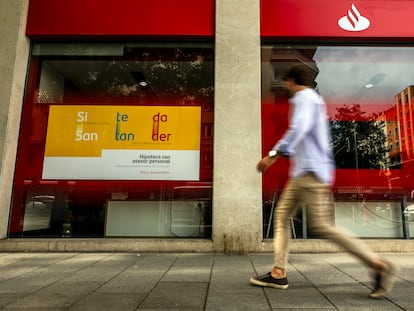 Sucursal bancaria con publicidad de hipotecas en Madrid.