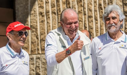 Juan Carlos I fue recibido el viernes por la mañana por vecinos, curiosos, amigos y periodistas en el Real Club Náutico de Sanxenxo (Pontevedra), donde pretende participar con la tripulación del 'Bribón' en alguna de las regatas del trofeo InterRías, última prueba preparatoria para el Mundial de la clase 6mR, que se celebrará entre el 10 y el 19 de junio en aguas de la ría de Pontevedra y en el que defiende el título conseguido en 2019.