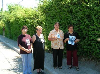 De izquierda a derecha, Lucrecia Céspedes, Silvia Muñoz, Rosa Becerra y Rebeca Escobedo, en la calle de la localidad de Paine donde residen.