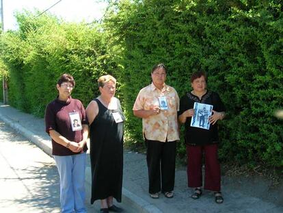 De izquierda a derecha, Lucrecia Céspedes, Silvia Muñoz, Rosa Becerra y Rebeca Escobedo, en la calle de la localidad de Paine donde residen.