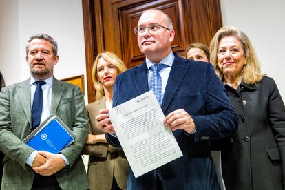 Miguel Tellado, con otros diputados del PP, muestra este lunes el escrito en el que su grupo exige la dimisión de la presidenta del Congreso.