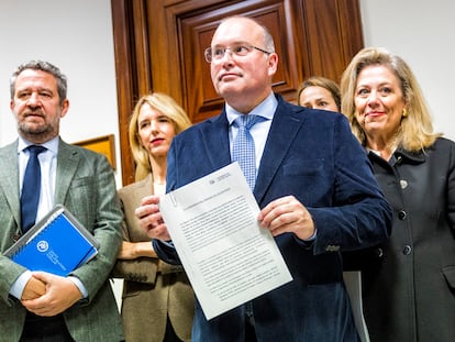 Miguel Tellado, con otros diputados del PP, muestra este lunes el escrito en el que su grupo exige la dimisión de la presidenta del Congreso.