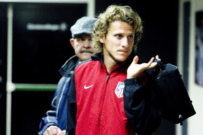 Forlán, a su llegada ayer al aeropuerto de Trondheim, en Noruega.