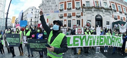 Activistas de la Coordinadora de Vivienda de Madrid en la Puerta del Sol solicitando la paralización de los desahucios.