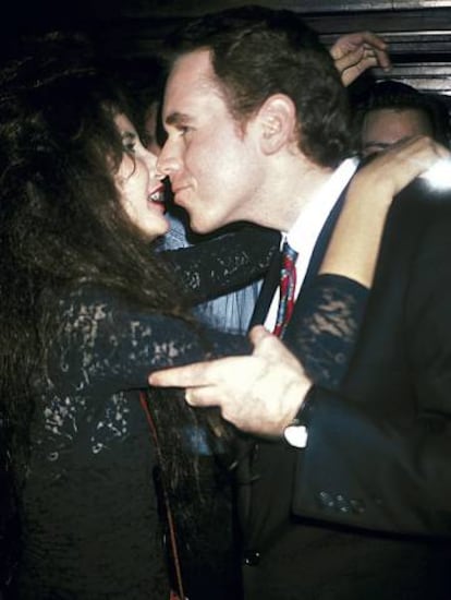 Tama Janowitz y Bret Easton Ellis en plan m&aacute;s que amigos en 
 El Morocco, de Nueva York, en 1988.