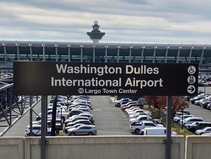 Un cartel indica la nueva parada del metro de Washington en el aeropuerto de Dulles.