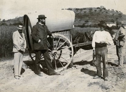 Archer Huntington viajando por Espa&ntilde;a en 1892, impresi&oacute;n a la alb&uacute;mina.