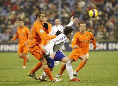 Helguera y Diego Milito luchan por un baln