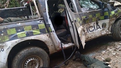 Vehículo donde fueron asesinados ocho agentes en un ataque en San Luis, inmediaciones de Neiva, Huila. 2 de agosto de 2022